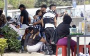 Dolor. Familiares de Anthony, uno de los menores asesinados, lloraban afuera de la morgue en Nueva Prosperina.