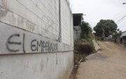 La inscripción “Emperador” fue hallada en una pared del ingreso de la vivienda, señalada por la Policía como un indicio clave en la investigación.