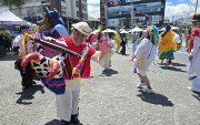 La celebración de los Santos Inocentes en Quito combina bromas públicas, sátira política y manifestaciones artísticas populares.