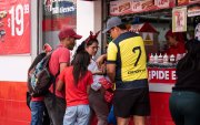 Situación. Miguel Fernández recorre las calles de Pifo junto a su familia, ofreciendo productos para poder alimentarse durante la temporada navideña.