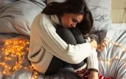 Expertos destacan que jóvenes que viven lejos de sus familias enfrentan mayor vulnerabilidad emocional en estas fechas.