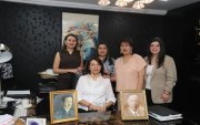 Gladis y Alicia Ortega, Carolina Maldonado, Angélica y Gabriela Molina. En retratos, el bisabuelo Aurelio y el abuelo Homero.