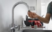 La interrupción del servicio de agua potable tomó por sorpresa a residentes de Urdesa y Lomas de Urdesa.