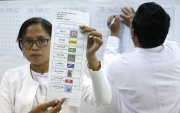 Funcionarios electorales de Myanmar cuentan las papeletas de votación en la primera fase de las elecciones generales en la capital de Myanmar, el 28 de diciembre de 2025.