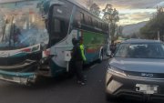 Un bus, un auto y una moto se impactaron cuando circulaban sobre la autopista General Rumiñahui, en sentido valle de Los Chillos  - Quito.