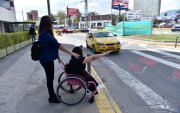 Personas con discapacidad aseguran que los taxis no se detienen para llevarlas. Por ello deben ocultar sus limitaciones para que les paren.