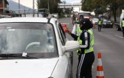 Agentes de la AMT realizan controles de velocidad y estado etílico en la Ruta Viva, como parte de los operativos viales ejecutados este 3 de diciembre en Quito.