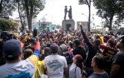 Ciudadanos venezolanos celebran durante una manifestación este sábado, en Lima (Perú).