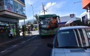 Caso. Buses hacen maniobras para evitar chocarse con los vehículos que están estacionados en la zona azul de la calle Eugenio Espejo en Tumbaco.