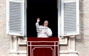 El papa León XIV desde la ventana del Palacio Apostólico haciendo un llamado a la paz y el bienestar del pueblo venezolano.