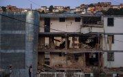 Fotografía que muestra un edificio afectado por un explosivo, este domingo en Catia La Mar (Venezuela).