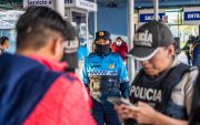 Agentes decomisan armas blancas y objetos prohibidos en estaciones de Quito.