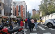 La calle Finlandia fue cerrada temporalmente para permitir las investigaciones tras el asesinato del guardia de seguridad.