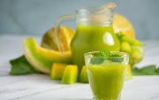 jugo de toronja, agua con limón, infusión de jengibre y cúrcuma, té verde y jugo de remolacha para el hígado