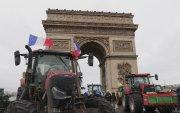 Agricultores galos protestan, junto al Arco del Triunfo de París este jueves, en contra del acuerdo de la Unión Europea con Mercosur.