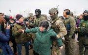 Oficiales federales repelen a manifestantes luego de que estallara un enfrentamiento afuera de un Edificio en Fort Snelling, Minnesota, EE. UU., el 8 de enero de 2026.