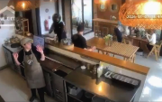 En Cumbayá, una cafetería fue asaltada por tres sujetos armados. El hecho quedó grabado en las cámaras de seguridad.