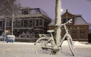 Una bicicleta cubierta de nieve está aparcada en las calles de Assen, en la provincia de Drenthe Países Bajos este viernes.