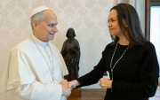 El papa León XIV recibe a la líder opositora venezolana y nobel de la paz María Corina Machado, este lunes en el Vaticano.