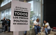 Un cartel exige libertad para los presos políticos durante una vigilia frente a El Helicoide, una de las cinco cárceles con más detenidos por razones políticas en Venezuela.