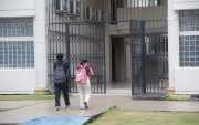 El ambiente en el campus de la Universidad Agraria, ubicado en el sur de Guayaquil, fue irregular debido a un corte imprevisto de energía eléctrica.