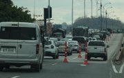 Uno de los carriles del paso a desnivel ubicado en Carlos Julio Arosemena y Las Monjas estaba temporalmente restringido al tránsito vehicular debido a la inspección.