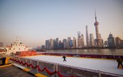 La gente patina en un barco de carga convertido en pista de patinaje sobre hielo en el río Huangpu en Shanghai, China, el 13 de enero de 2026.