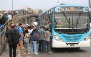 Personas hacen fila para subir a un bus este miércoles, 14 de enero de 2026, en Lima (Perú).
