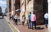 Turistas recorren el centro histórico de Cuenca, frente a una de sus iglesias patrimoniales. La ciudad atrae visitantes nacionales e internacionales por su arquitectura colonial, clima templado y riqueza cultural.