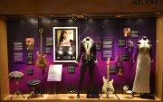 Fotografía que muestra vestidos e instrumentos pertenecientes a la difunta artista Selena Quintanilla durante la muestra titulada "Selena From Texas to the World".