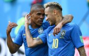 Douglas Costa junto a Neymar en la selección brasileña de fútbol.