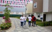 Un grupo de personas visitan y revisan los inmuebles que se venden en la vía a la costa, donde se ofrecen casas de interés social.