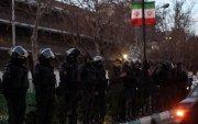 La policía antidisturbios iraní vigila mientras los estudiantes protestan frente a la embajada británica en Teherán, Irán, 14 de enero de 2026.