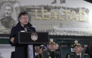 El presidente de Colombia, Gustavo Petro, habla en una ceremonia de ascensos militares este lunes, en Bogotá (Colombia).
