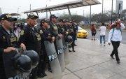 Integrantes de la Policía de Perú custodian una calle en Lima (Perú).