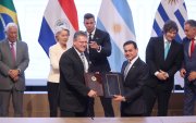 El Comisario de Comercio y Seguridad Económica; Relaciones Interinstitucionales y Transparencia de la Comisión Europea, Maroš Šefčovič (i) y el ministro de Relaciones Exteriores de Paraguay, Rubén Ramírez (d), posan con los documentos del acuerdo de libre comercio firmados entre la Unión Europea (UE) y los países del Mercosur este sábado, en Asunción (Paraguay). El Mercosur y la Unión Europea (UE) firmaron un histórico acuerdo de libre comercio que dará lugar a una de las mayores zonas integradas del mundo, con 720 millones de personas, tras 26 años de negociaciones. EFE/ Juan Pablo Pino