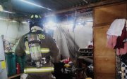 Personal del Cuerpo de Bomberos de Mejía atiende una emergencia por deflagración de gas GLP en una vivienda del sector Aloasí.