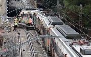 Bomberos en el lugar donde al menos una persona murió y cinco resultaron gravemente heridas cuando un tren de servicio regional chocó contra un muro derrumbado entre Sant Sadurni d"Anoia y Gelida, cerca de Barcelona.