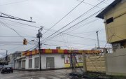 La acumulación de cables provoca contaminación visual y riesgo cuando el material cae a la calzada debido a su peso.