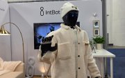 Nylo saluda y conversa con asistentes del CES 2026, mostrando la robótica social del futuro en acción.