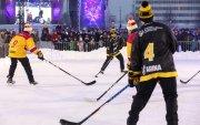Un equipo de hockey juega sobre estanques en la plaza del mercado de Oulu, Finlandia, el 17 de enero de 2026.