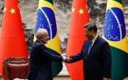 Fotografía del presidente de china, Xi Jinping (d), junto a su homólogo brasileño, Luiz Inacio Lula da Silva (i).