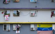 Venezuela. Afiche­s de campaña que muestran al destituido presidente venezolano Nicolás Maduro cuelgan de las ventanas de un complejo de viviendas construido por el Estado.