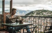 Café Mosaico es un sitio clásico que abrió sus puertas en 2003. Desde ahí se puede mirar la capital con un café en mano.