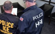 Agentes del ICE han intensificado los operativos contra migrantes indocumentados en Estados Unidos.