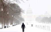 Un hombre camina por el National Mall mientras cae nieve en Washington, DC, el 25 de enero de 2026.