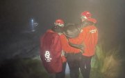 El Cuerpo de Bomberos de Quito realizó un operativo nocturno en el Teleférico para poner a salvo a seis personas expuestas al frío extremo.