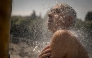 En la imagen de archivo, un hombre se refresca en una ducha en las termas de A Chavasqueira, en Ourense, España.