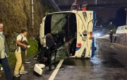 Un volcamiento de un bus interprovincial y otro accidente de tránsito se registraron en la av. Simón Bolívar, este 27 de enero de 2026.