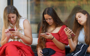 Tres gigantes tecnológicos enfrentan juicio en California por el impacto de sus redes en la salud mental juvenil.